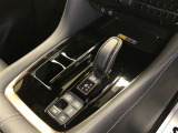 【電動パーキングブレーキ】パーキングブレーキの作動・解除をスイッチ操作で行えます。シフトを「P」ポジションに入れると自動で作動し、「P」以外のポジションにシフトすると解除されるオート機能付きです。