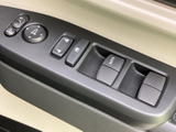 ドアミラー調整や窓の開閉に関わるスイッチが、運転席側の手元にまとまっています。各ボタンの形や表示を見分けやすく、乗車時に必要な操作を行いやすい配置です。