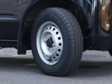 12インチホイールに「145/80R12 80/78N LT」タイヤを装着。