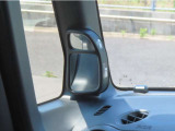 【サイドビューサポートミラー】左前のタイヤ周辺が見え、路肩寄せのときに役立ちます。