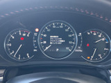 速度や燃料残量などの情報がまとまって表示され、運転に必要な状況をひと目で確認しやすいメーターまわりです。表示を見ながら日々の運転にお役立てください。