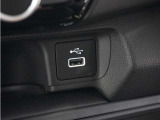 ◆USB接続端子◆スマホやiPodなどを接続して、いつもの音楽を車内でもお楽しみいただけます♪