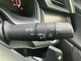 レバーには各種表示が記されており、運転席から目に入りやすく必要な操作を確認しやすい仕様です。手元にまとまった装備で、日常の運転を支える実用的なポイントです。