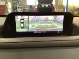 狭い場所での駐車やすれ違いなどでより的確な運転操作に役立つ360&deg;ビューモニターが装備されています。
