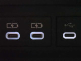 充電用USB端子付き。スマートフォンなどの充電に便利です。