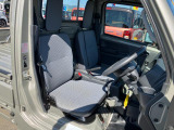 ゆとりをもって運転できる広くて快適な室内。広々ドアの開閉部で乗り降りもラクラク!さらに消毒済みなので安心ですよ!