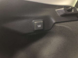 ラゲージルーム左側に、アクセサリーコンセント(AC100V・1500W)が設置されています。非常時給電システムが使用可能。機能の詳細は展示店舗までお尋ねください。