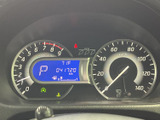速度や走行距離などをまとめて確認できる表示で、運転中に必要な情報を把握しやすい配置です。中央の表示も見やすく、毎日の運転を支える実用的なメーター廻りとなっています。