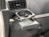 助手席側シンボル照明付きプッシュ式オートオープンカップホルダー