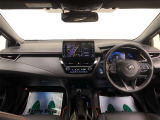 ブラックを基調とした室内に元気なオレンジステッチ!専用ロゴをインパネアッパー部に刻印しています!
