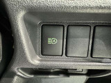オートマチックハイビームとは、先行車や対向車のライトを認識し、ハイビームとロービームを自動で切り替える機能です。夜道の視界を確保します。詳細は販売店スタッフまでおたずねください。