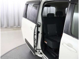 両側パワースライドドア付きだから、狭い駐車スペースなどでの 乗り降りラクラク!小さなお子さまのいるご家庭には嬉しい装備。