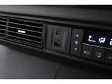 スマートフォンなどの音楽再生が可能なUSB接続ジャック装備車両です♪♪♪