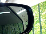 【ブラインドスポットモニター】走行中、ドアミラーの死角になりやすい箇所に後続車が接近するとサイドミラー付近に警告を表示、ドライバーに注意喚起をしてくれます。