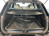 【トランクスペース】奥行きのあるフラットなトランクフロアと出っ張りの少ないトリム形状によりお荷物をたくさん積んで頂けます。トランクリッドアームはトリム内に収納されるため、荷物を押し潰すこともありません