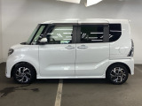 狭い駐車場でも、スライドドアならチャイルドシートへのお子さまの乗降や荷物の積載もスムーズ。とても便利な【両側電動スライドドア】ドアハンドを少し引くだけでリアドアが自動開閉します。