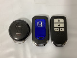 スマートキー付きですからドアロックの開閉およびエンジンスタートが楽々です。電動スライドドアの開け閉めもボタンで操作できます。加えて、純正リモコンエンジンスターター用の操作キーもついています。