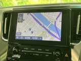 現在地周辺の道路や施設を画面上で確認でき、目的地までのルートを把握する際に便利です。タッチ操作で地図表示を切り替えられ、日々のお出かけ先探しにも活用できます。