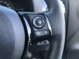【ステアリングスイッチ】右です。ステアリングから手を離さず、運転に集中したまま手元でマルチインフォメーションディスプレイ内の表示切替などができます。