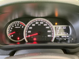 速度計や各種表示がひとまとまりになり、運転に必要な情報を確認しやすい配置です。中央の表示部にはシフト位置や走行距離などが示され、視線を大きく移さず把握できます。