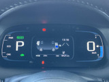 速度やシフト位置、燃料残量などの情報がひと目で確認できる表示です。運転中に必要な情報を把握しやすく、視線の移動を抑えながら日々の運転をサポートします。