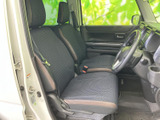 前席は身体を預けやすい形状で、運転席と助手席の間にもゆとりが感じられます。窓からの見通しもよく、落ち着いた色合いのシートで日々の移動を快適に過ごせます。