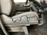 【前席】運転席にはシート高を調整できるハイトアジャスターが装備され、幅広いシートポジションの設定が可能になっております♪
