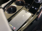 【置くだけ充電】スマートフォンなど対応する機器をワイヤレスで充電可能です。