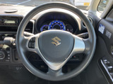 手元で扱いやすい位置にスイッチが備わり、運転姿勢を大きく変えずに機能を活用できます。視線移動を抑えやすく、日々の運転をサポートする使い勝手のよい装備です。