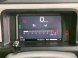 速度やシフト位置、燃料残量などの情報がまとまって表示され、運転中に必要な内容を確認しやすい構成です。表示が見やすく整理されており、視線移動を抑えながら状況を把握できます。