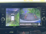 後方の映像に加えて車両周辺を上から捉えた表示があり、駐車時の周囲確認に役立ちます。画面上のガイドも目安にでき、バックでの駐車をサポートします。