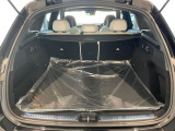 【トランクスペース】奥行きのあるフラットなトランクフロアと出っ張りの少ないトリム形状によりお荷物をたくさん積んで頂けます。トランクリッドアームはトリム内に収納されるため、荷物を押し潰すこともありません
