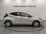 【まるごとクリーニング】シートを取り外し、車内を徹底洗浄。隅々まで丁寧に仕上げています。