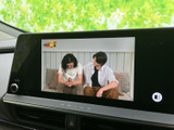 停車中にテレビ番組を視聴できる画面を備えています。休憩時間などに映像を楽しめる便利な装備で、画面表示も見やすく、車内での待ち時間を有効に過ごせます。