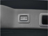 【パワーバックドア】スマートキーや運転席のボタンを押すだけでリアゲートが自動で開閉します。両手に荷物を持っている時や高い位置のバックドアを閉める際に便利な機能です。