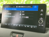 FMやAM、USB、Bluetooth Audioなど、音源の選択肢が画面上に並びます。使いたい項目を視認しやすく、交通情報やテレビへの切り替えも含め、状況に合わせて選びやすい構成です。