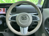 握りやすい形状のステアリングに、手元で扱えるスイッチ類を配置しています。運転姿勢を保ちながら必要な操作に手が届きやすく、毎日の運転を便利にサポートします。