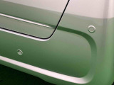 車の四隅にセンサーを施し死角になりやすい左右前後方向の障害物を感知することで、縦列駐車や車庫入れをサポートするコーナーセンサーが付いてます
