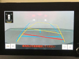 【バックガイドモニター】後方の映像をナビ画面に表示するだけでなく、ステアリング操作に連動して動くガイド線も同時に表示!予想進路の確認をしながら後退できるので便利です!