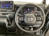 【ハンドル】運転にかかわる様々な操作を安全に行えるように視点移動が少なく操作性に配慮されたスイッチ類が凝縮されたコックピットです。