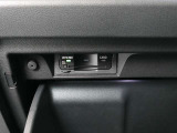 ETCユニットがグローブBOX内に収まっています。