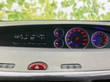 速度や車両情報を運転席から確認しやすい配置です。表示がまとまり、必要な情報を目で追いやすいため、日々の運転をサポートしてくれる装備です。