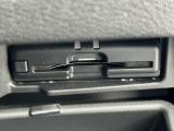 ビルトインETC(埋め込み型)。スッキリと収まっているのが特徴です。音声案内タイプ/アンテナ分離式。納車時には再セットアップ(情報の再登録)を行います。