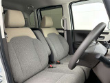 フロントシートはゆったりとしていて開放感があるベンチシートです。車内の移動も楽々です!狭い場所や駐車場で片側をギリギリに停めた際には便利ですよ!
