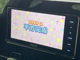 画面にはテレビ番組が表示されており、停車中に映像を視聴できます。休憩の合間などに、車内でゆっくりお楽しみいただけます。