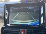 後方の映像を画面で確認でき、駐車時に車両後方の状況を把握する助けになります。車庫入れや狭い場所での切り返しなど、周囲への注意を補う装備として日常で活用いただけます。