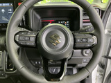 手元に複数のスイッチがまとまり、運転姿勢を保ちながら必要な機能へアクセスしやすい設計です。メーターや画面との位置関係も分かりやすく、日々の運転を支えます。