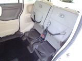 ◆チップアップ&ダイブダウン機構付【ULTR SEAT】は後席座面を左右分割で跳ね上げることができます。トランクで積載できない背の高い荷物をラクラク収納できます。ホンダ車ならではの人気装備です。