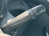 レバーには操作内容を示す表示があり、必要な機能を確認しながら扱いやすい設計です。走行中に手を伸ばしやすい位置にまとまり、日常の運転をスムーズにサポートします。
