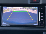 後方の映像とガイドラインを画面で確認でき、駐車時に周囲との距離感を把握する目安になります。車庫入れや狭い場所での駐車をサポートする、日常で活用しやすい便利な装備です。